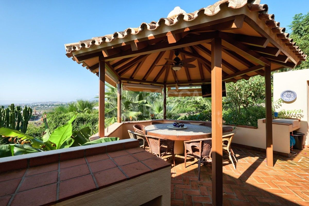 Spacious 7 bed villa for sale in La Cerquilla in Nueva Andalucia