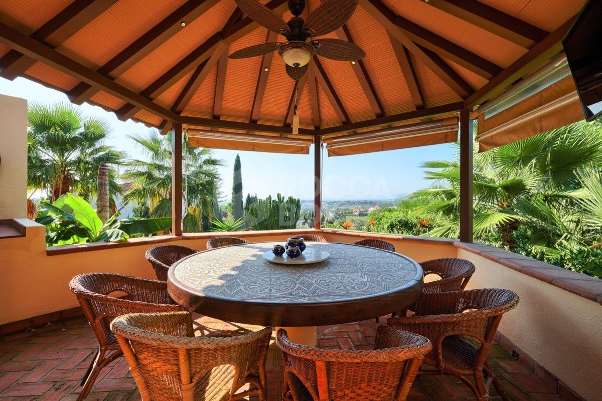 Spacious 7 bed villa for sale in La Cerquilla in Nueva Andalucia