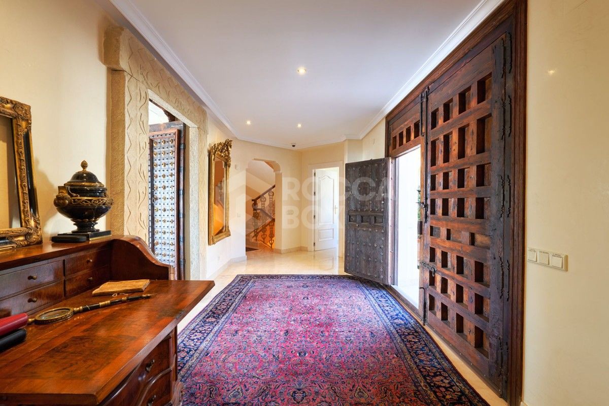 Spacious 7 bed villa for sale in La Cerquilla in Nueva Andalucia