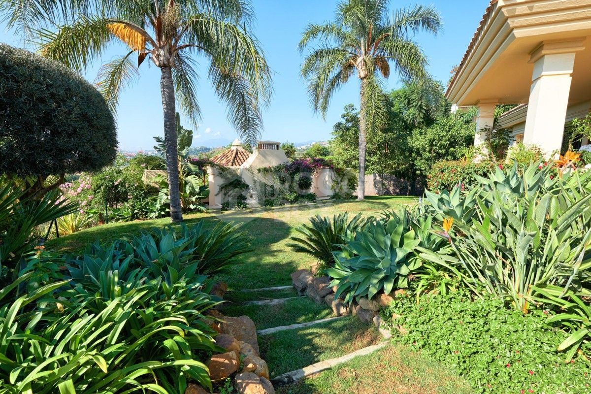 Spacious 7 bed villa for sale in La Cerquilla in Nueva Andalucia