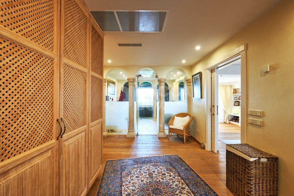 Spacious 7 bed villa for sale in La Cerquilla in Nueva Andalucia