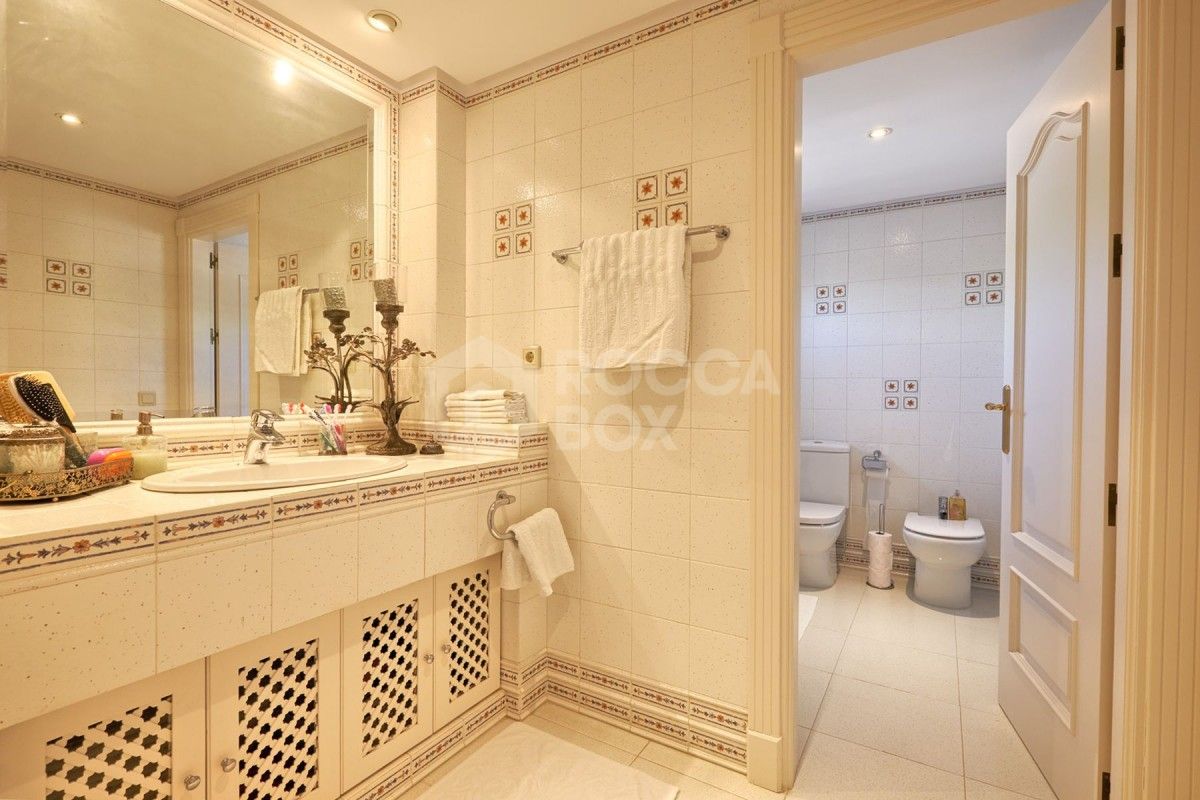 Spacious 7 bed villa for sale in La Cerquilla in Nueva Andalucia