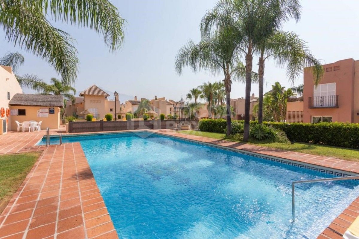 Spacious and bright townhouse in Nueva Andalucia for sale