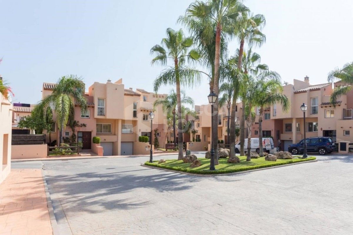 Spacious and bright townhouse in Nueva Andalucia for sale