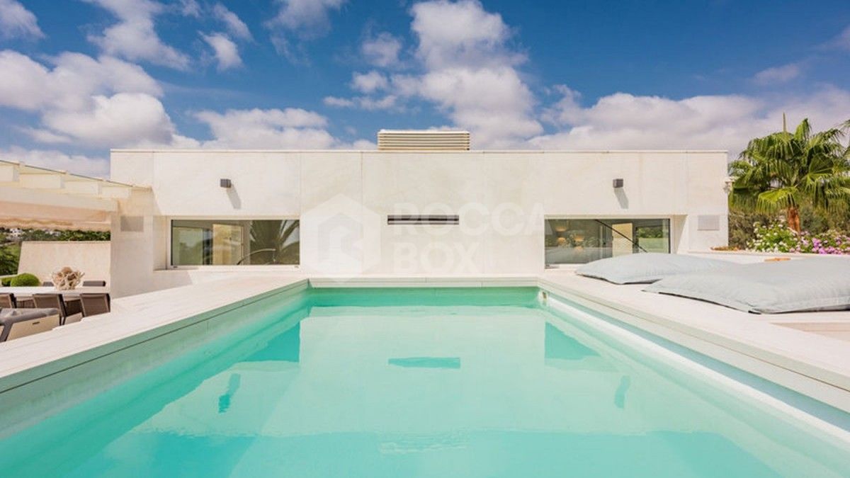 A stunning penthouse in Nueva Andalucia for sale