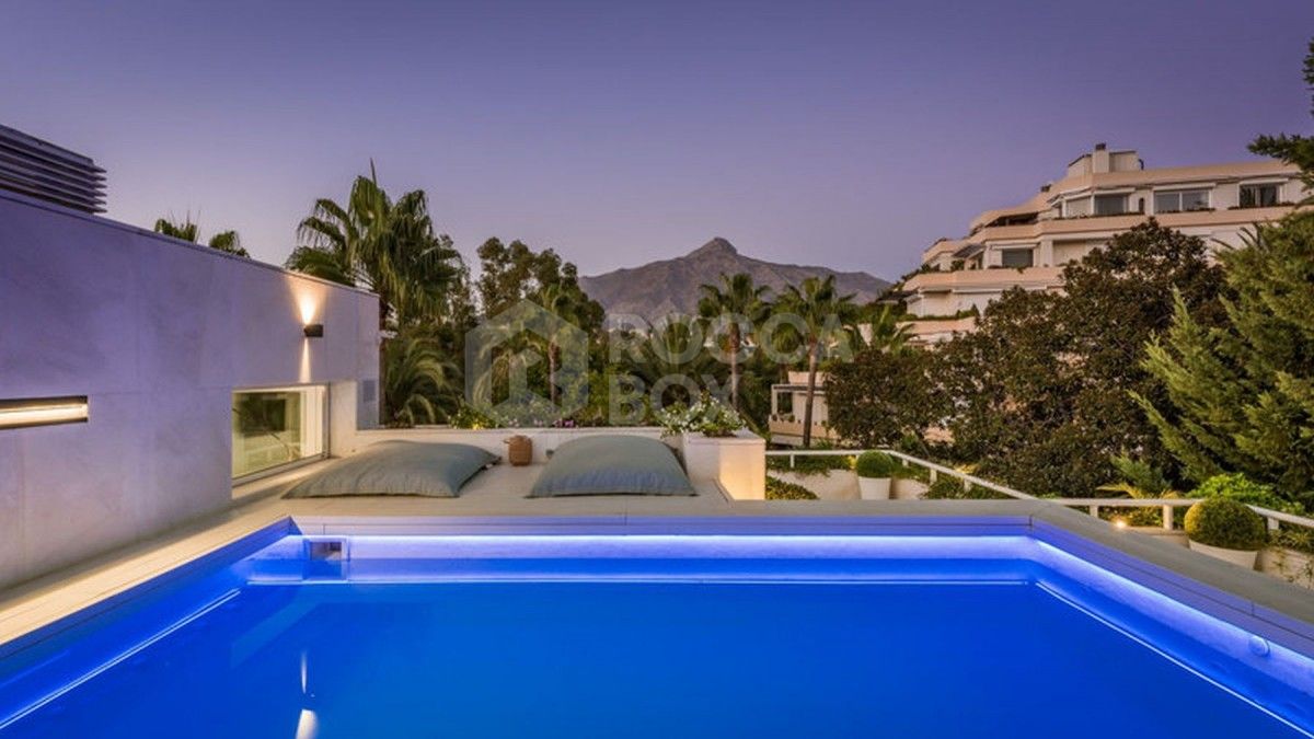 A stunning penthouse in Nueva Andalucia for sale