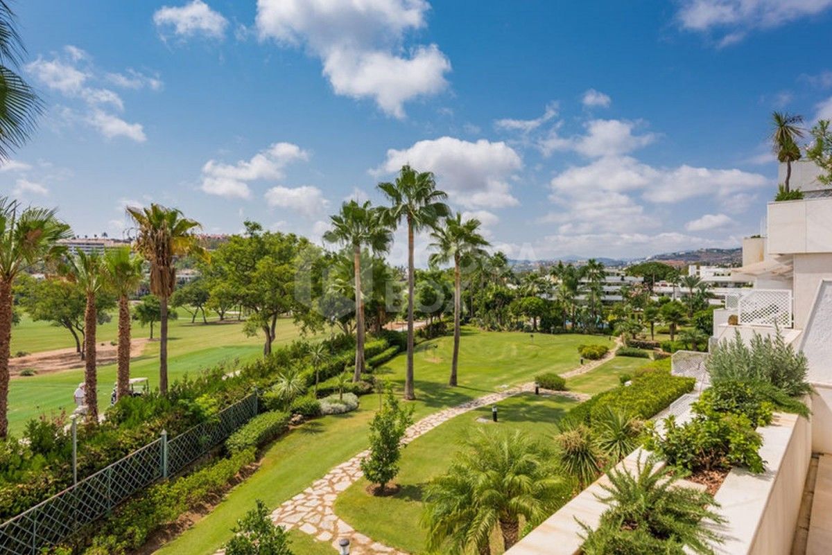 A stunning penthouse in Nueva Andalucia for sale