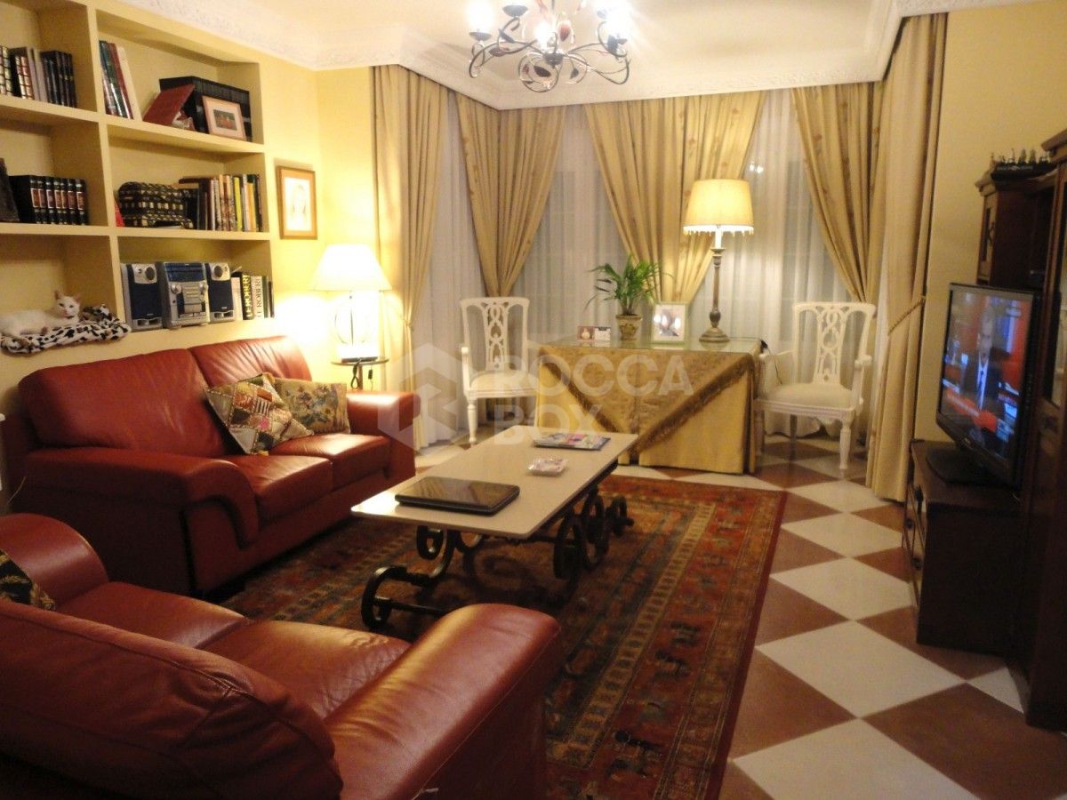 Four bedroom villa for sale in Estepona.