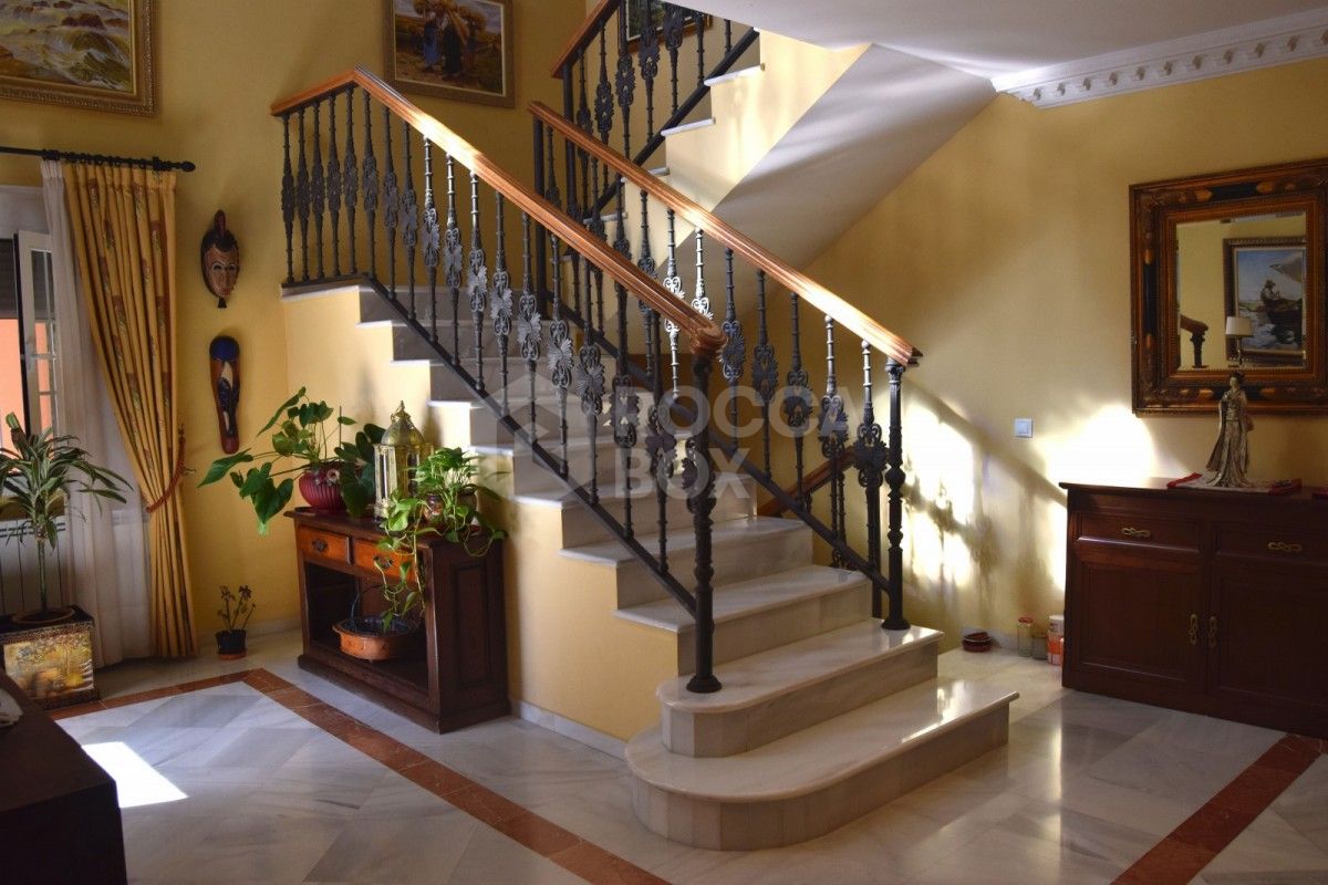 Four bedroom villa for sale in Estepona.