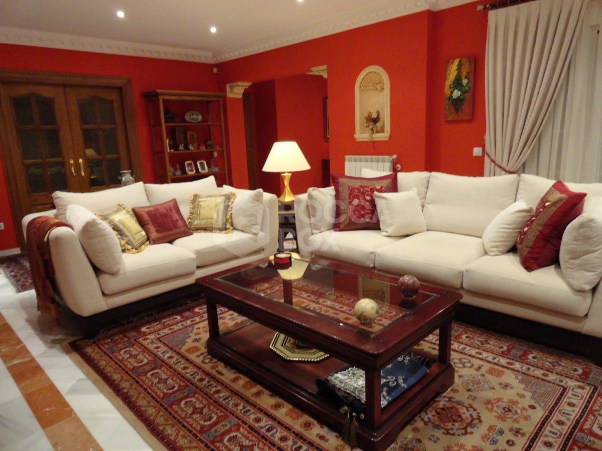Four bedroom villa for sale in Estepona.