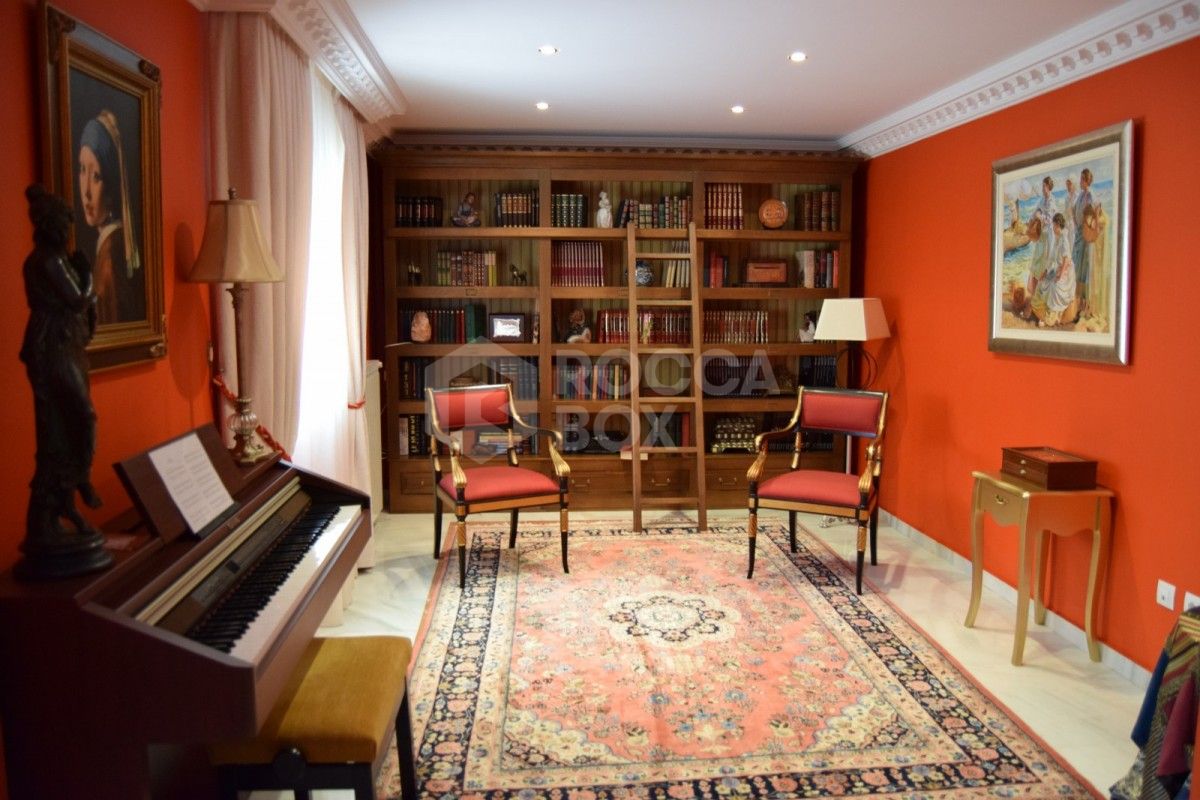 Four bedroom villa for sale in Estepona.