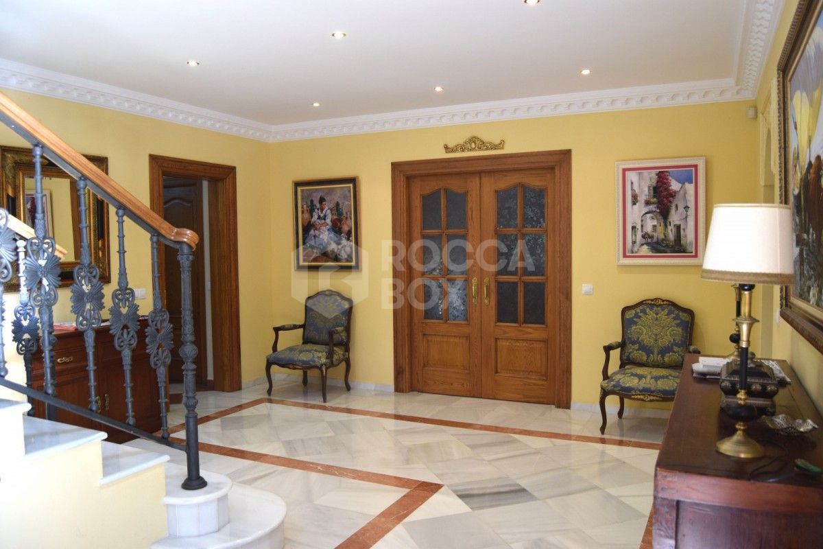 Four bedroom villa for sale in Estepona.