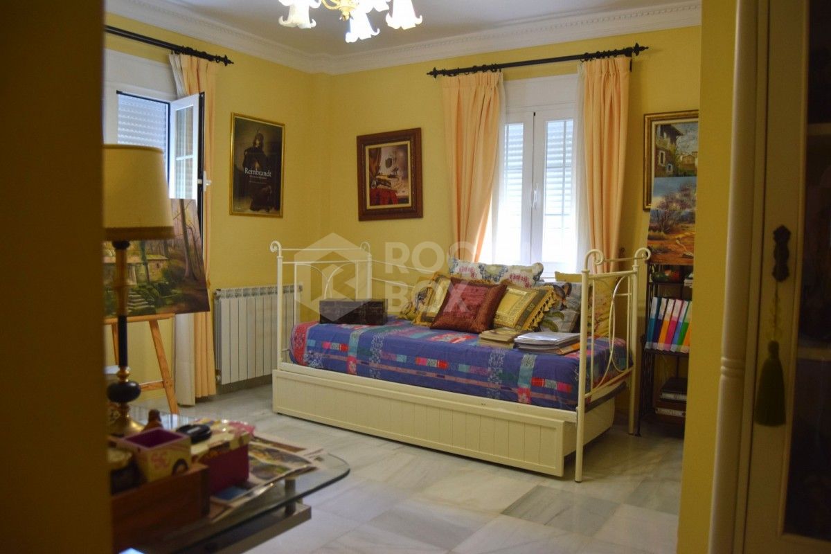 Four bedroom villa for sale in Estepona.