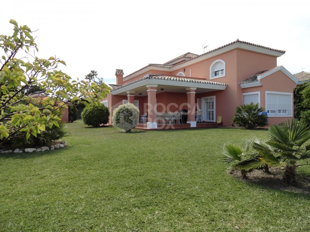 Four bedroom villa for sale in Estepona.