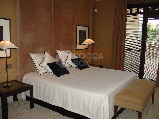 Luxury ground floor apartment in Casablanca Beach, San Pedro Alcantara