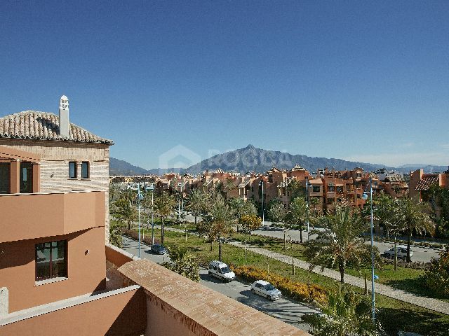 Luxury ground floor apartment in Casablanca Beach, San Pedro Alcantara