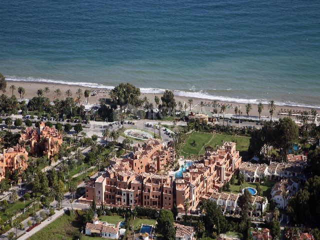 Luxury ground floor apartment in Casablanca Beach, San Pedro Alcantara