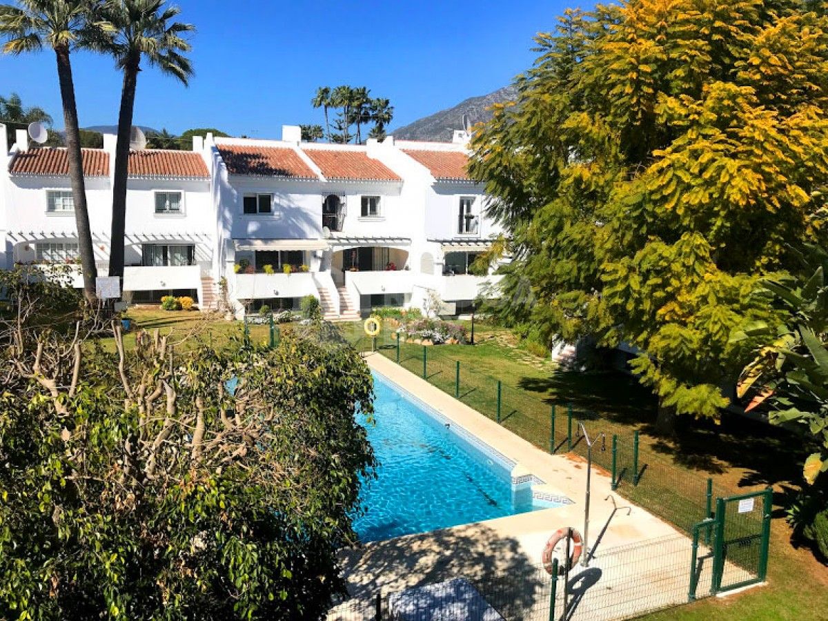 Lovely 4 bedroom townhouse for sale in Nueva Andalucia