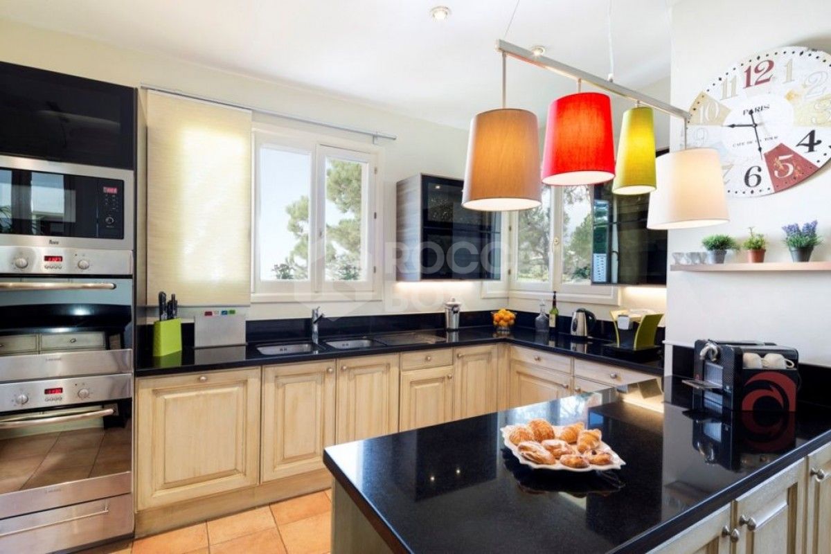 Beautiful, luxury Villa located front-line golf, in the centre of Nueva Andalucia, and within easy reach of Puerto Banus by car. Aloha