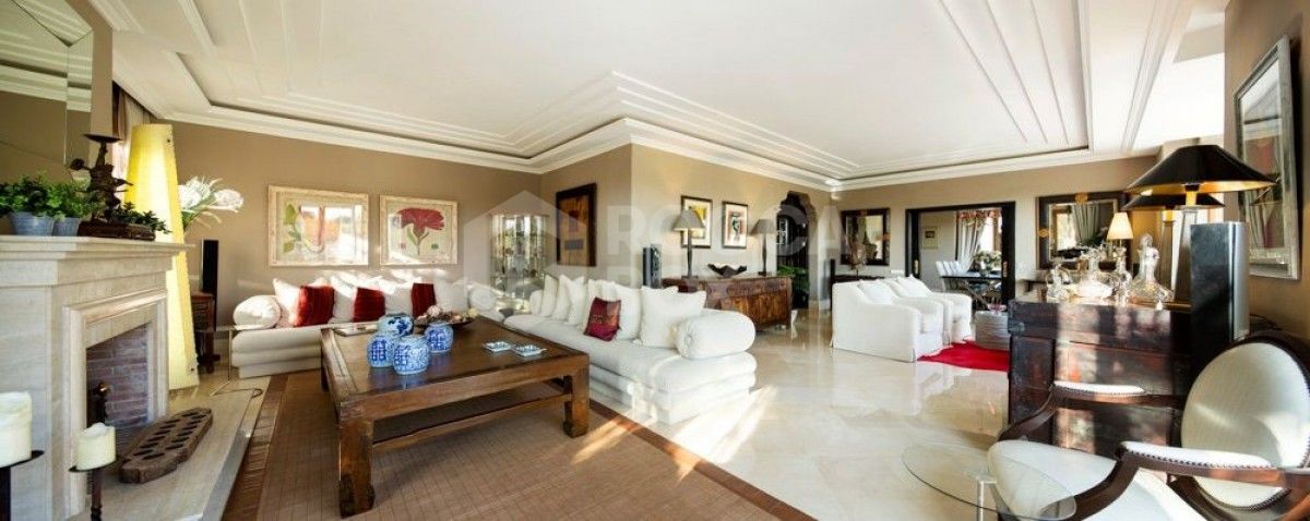 Beautiful, luxury Villa located front-line golf, in the centre of Nueva Andalucia, and within easy reach of Puerto Banus by car. Aloha