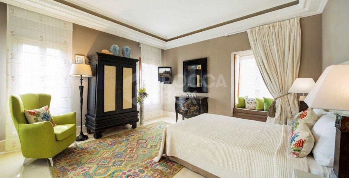 Beautiful, luxury Villa located front-line golf, in the centre of Nueva Andalucia, and within easy reach of Puerto Banus by car. Aloha