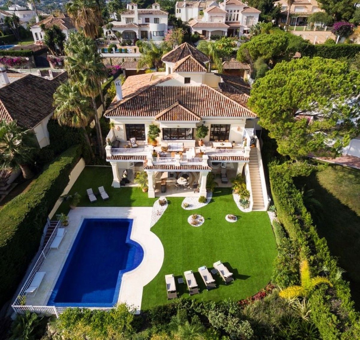 Beautiful, luxury Villa located front-line golf, in the centre of Nueva Andalucia, and within easy reach of Puerto Banus by car. Aloha