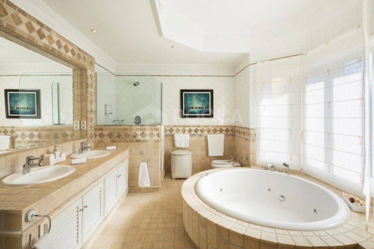 Beautiful, luxury Villa located front-line golf, in the centre of Nueva Andalucia, and within easy reach of Puerto Banus by car. Aloha
