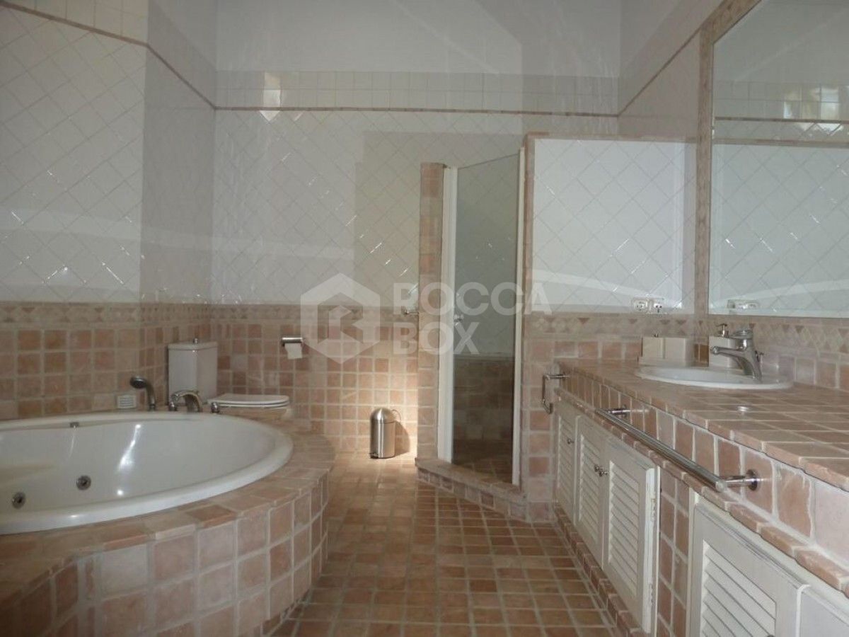Beautiful, luxury Villa located front-line golf, in the centre of Nueva Andalucia, and within easy reach of Puerto Banus by car. Aloha