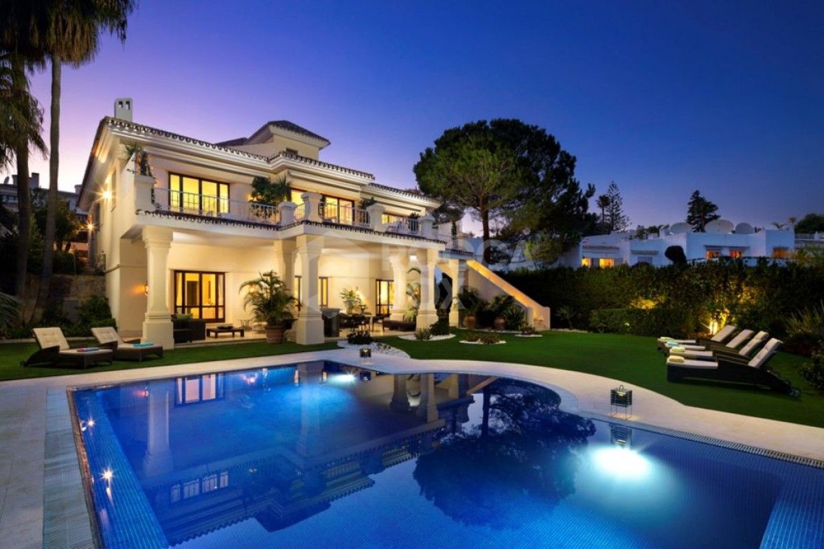 Beautiful, luxury Villa located front-line golf, in the centre of Nueva Andalucia, and within easy reach of Puerto Banus by car. Aloha