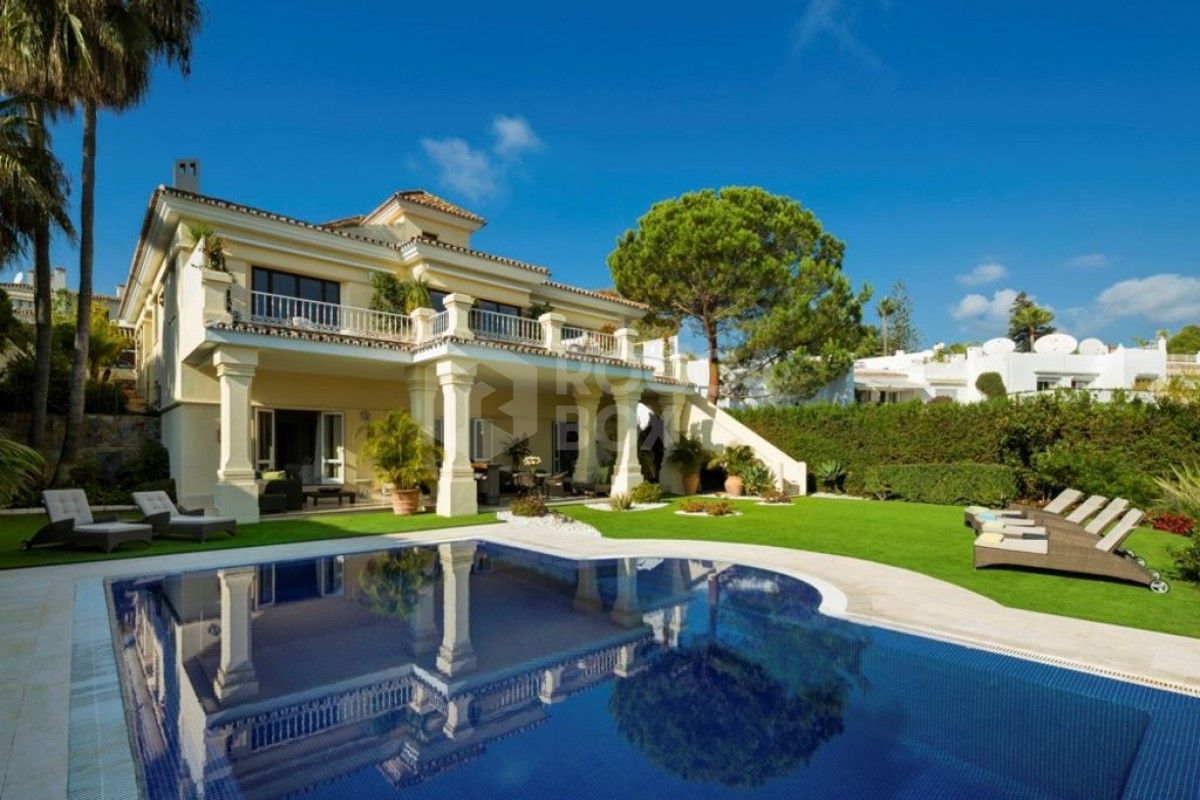 Beautiful, luxury Villa located front-line golf, in the centre of Nueva Andalucia, and within easy reach of Puerto Banus by car. Aloha