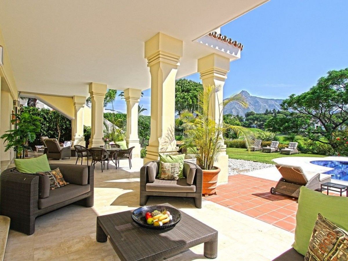 Beautiful, luxury Villa located front-line golf, in the centre of Nueva Andalucia, and within easy reach of Puerto Banus by car. Aloha