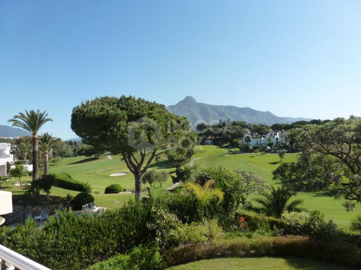 Beautiful, luxury Villa located front-line golf, in the centre of Nueva Andalucia, and within easy reach of Puerto Banus by car. Aloha