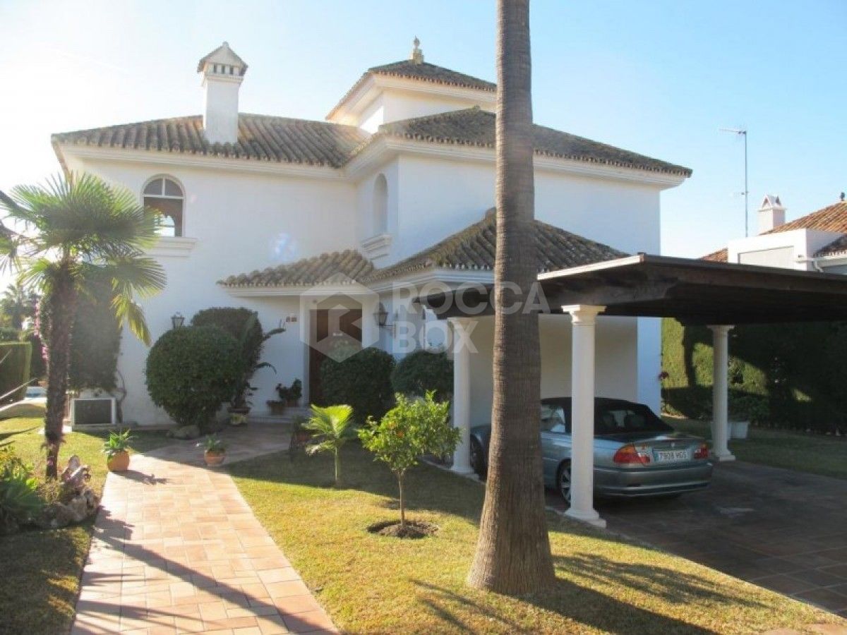 4 Bedroom Villa, Nueva Andalucia, walking distance to amenities