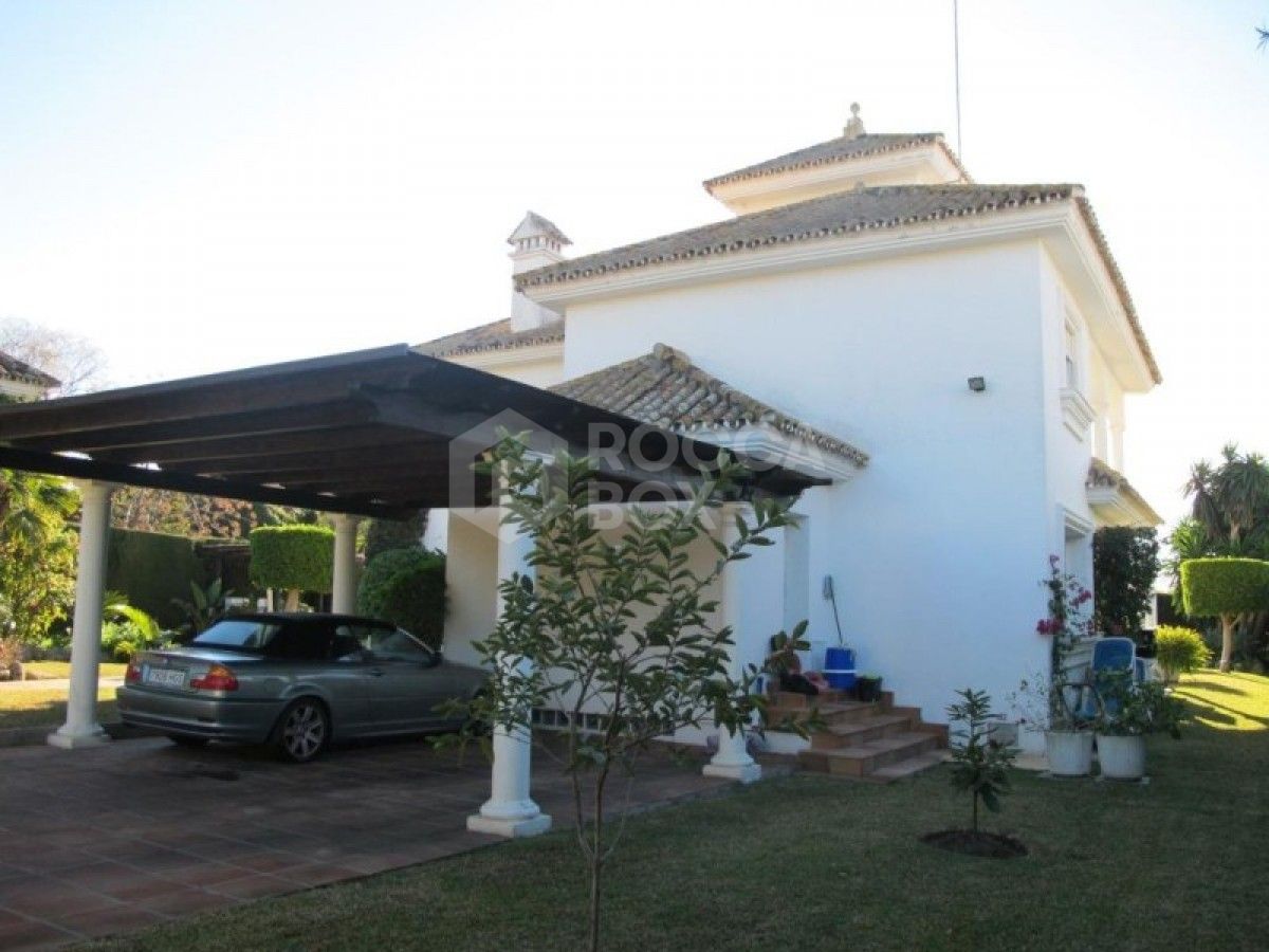 4 Bedroom Villa, Nueva Andalucia, walking distance to amenities