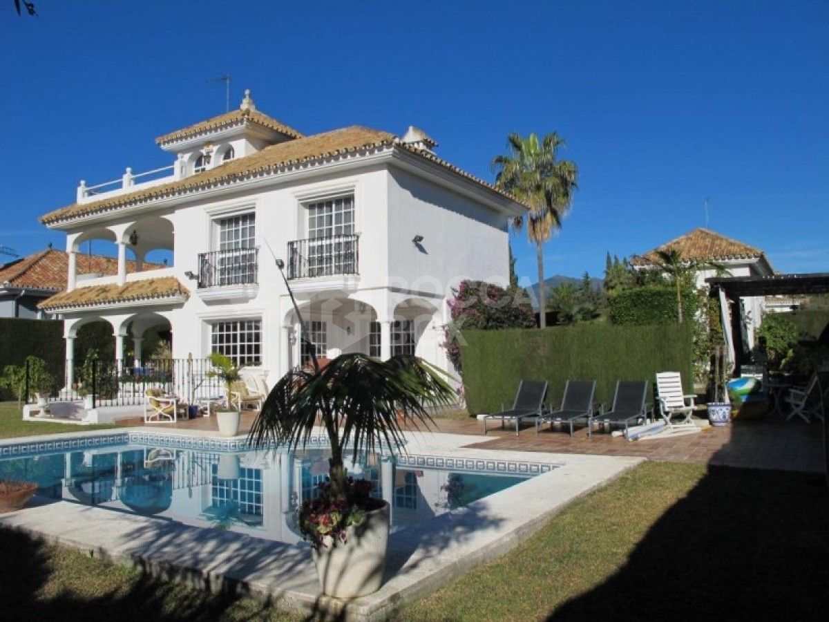 4 Bedroom Villa, Nueva Andalucia, walking distance to amenities