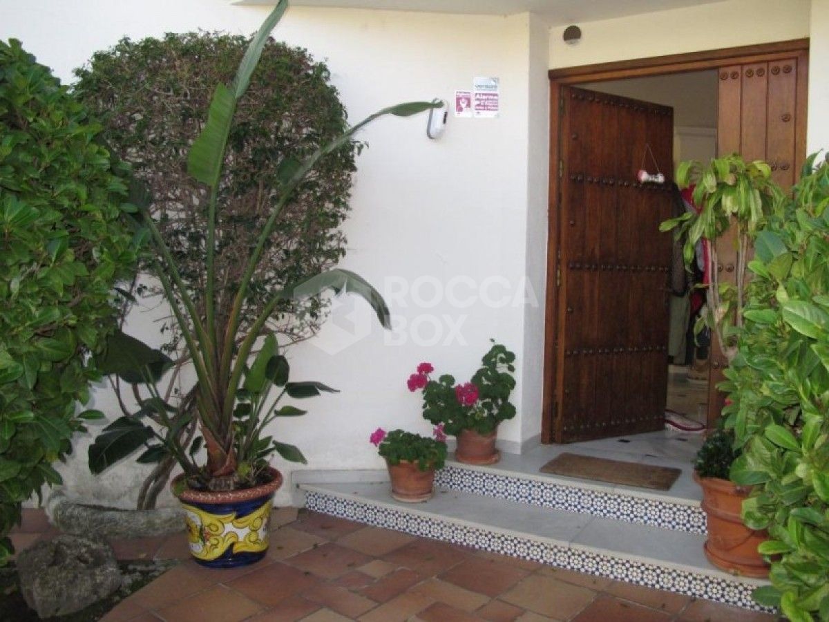 4 Bedroom Villa, Nueva Andalucia, walking distance to amenities