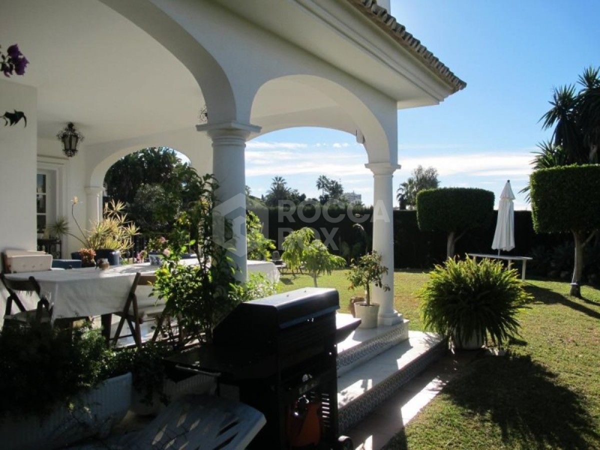 4 Bedroom Villa, Nueva Andalucia, walking distance to amenities