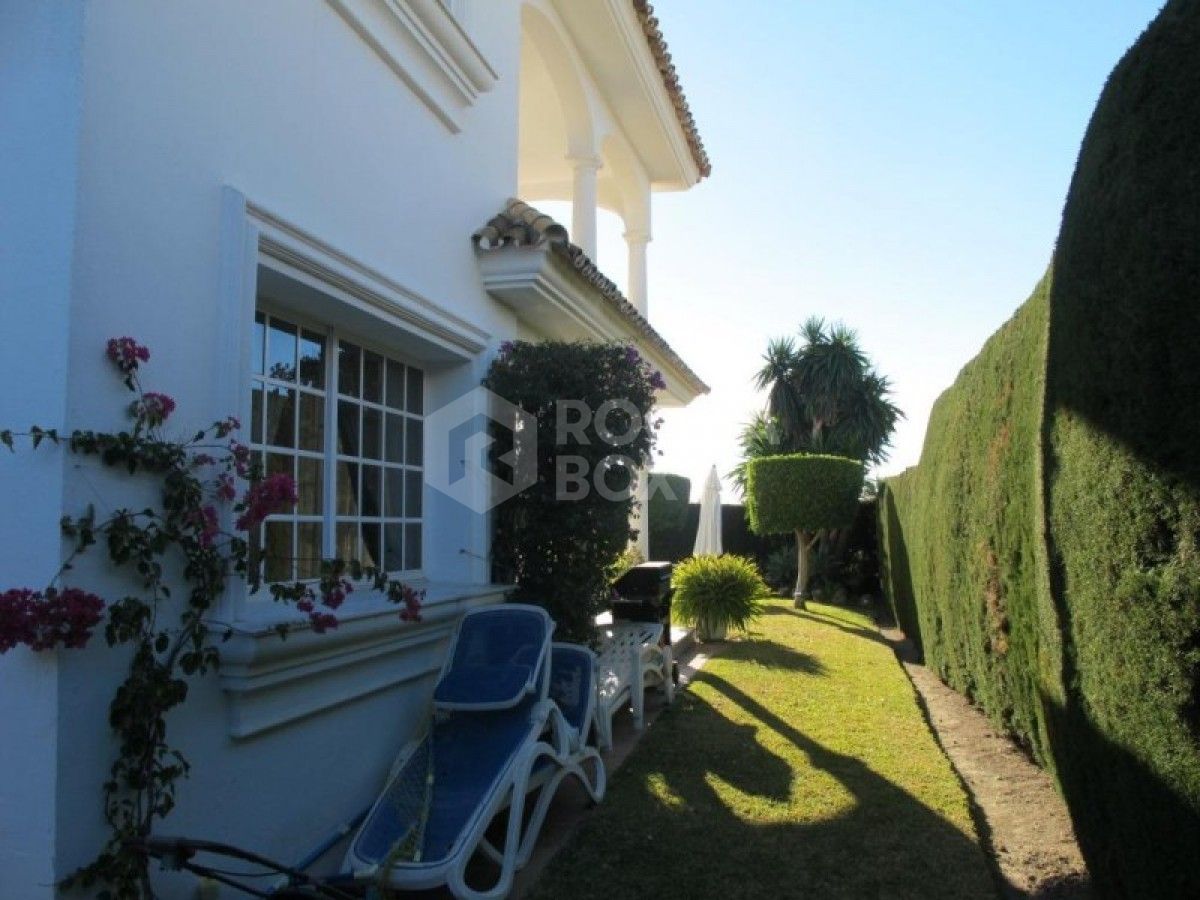 4 Bedroom Villa, Nueva Andalucia, walking distance to amenities