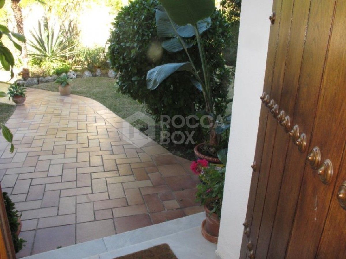 4 Bedroom Villa, Nueva Andalucia, walking distance to amenities