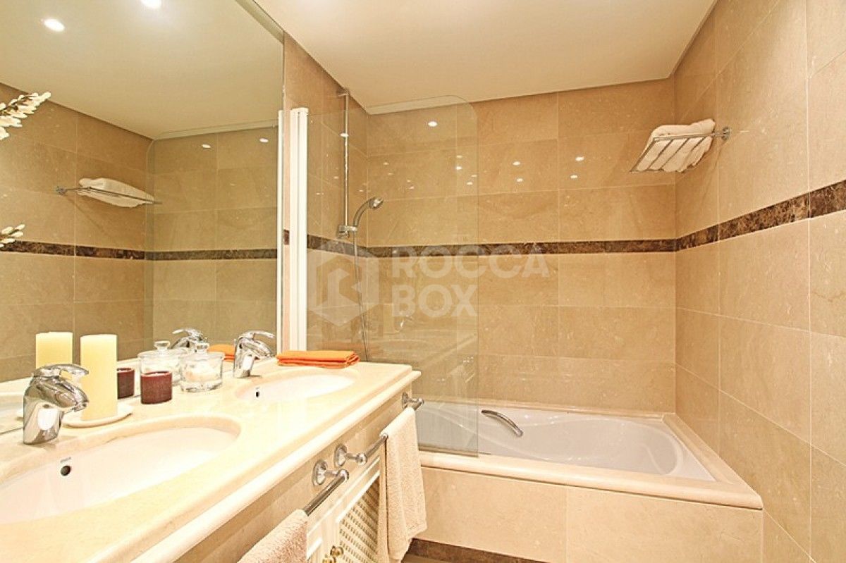 Beautiful 3 bed apartment for sale in La Alzambra hill club in Puerto Banues