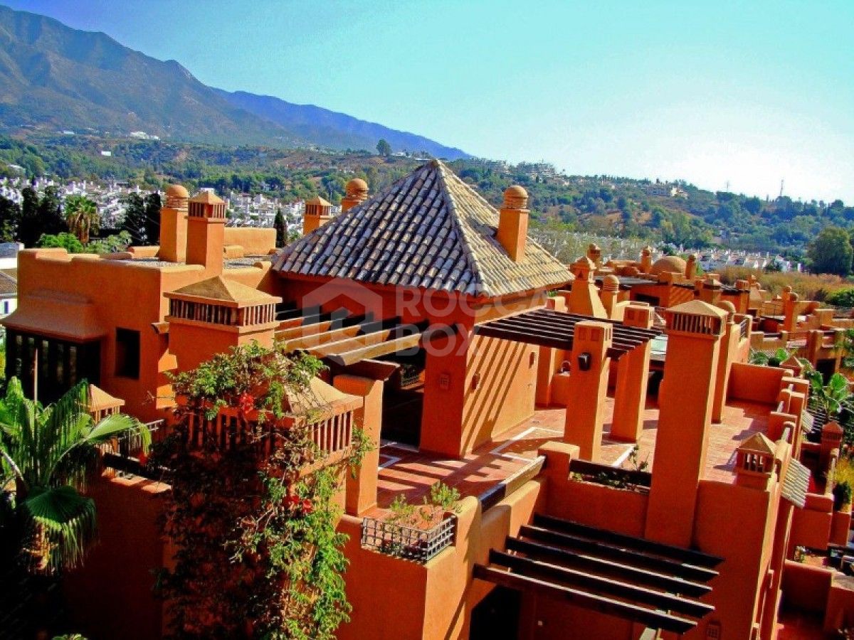 Beautiful 3 bed apartment for sale in La Alzambra hill club in Puerto Banues