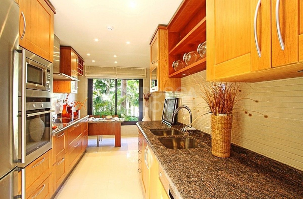 Beautiful 3 bed apartment for sale in La Alzambra hill club in Puerto Banues