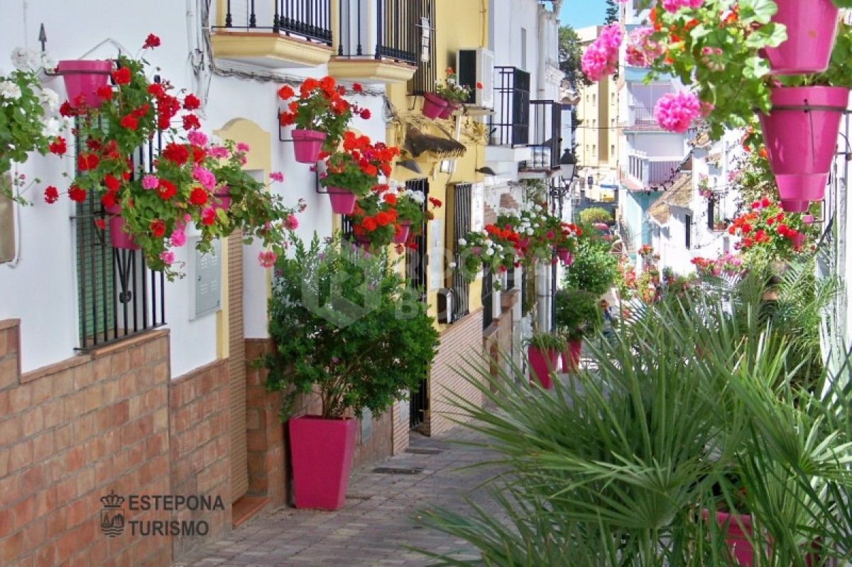 Nice 3 bed town houses development in Estepona Golf