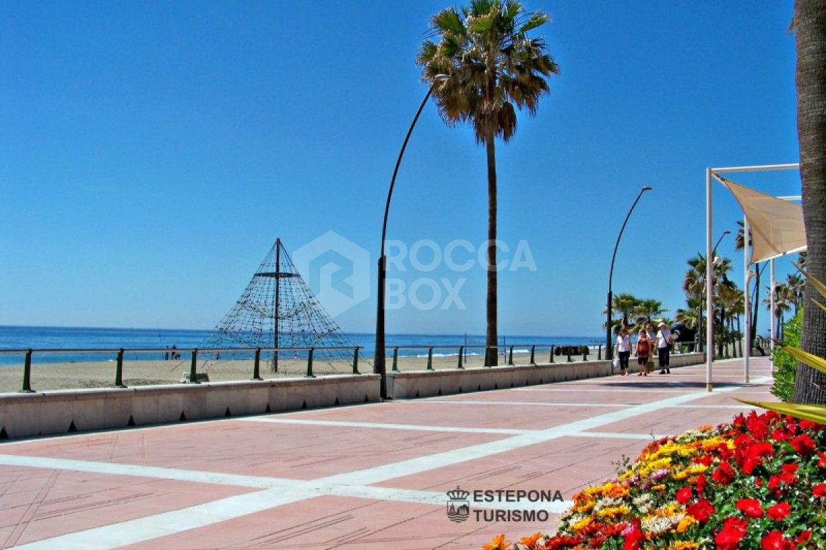 Nice 3 bed town houses development in Estepona Golf