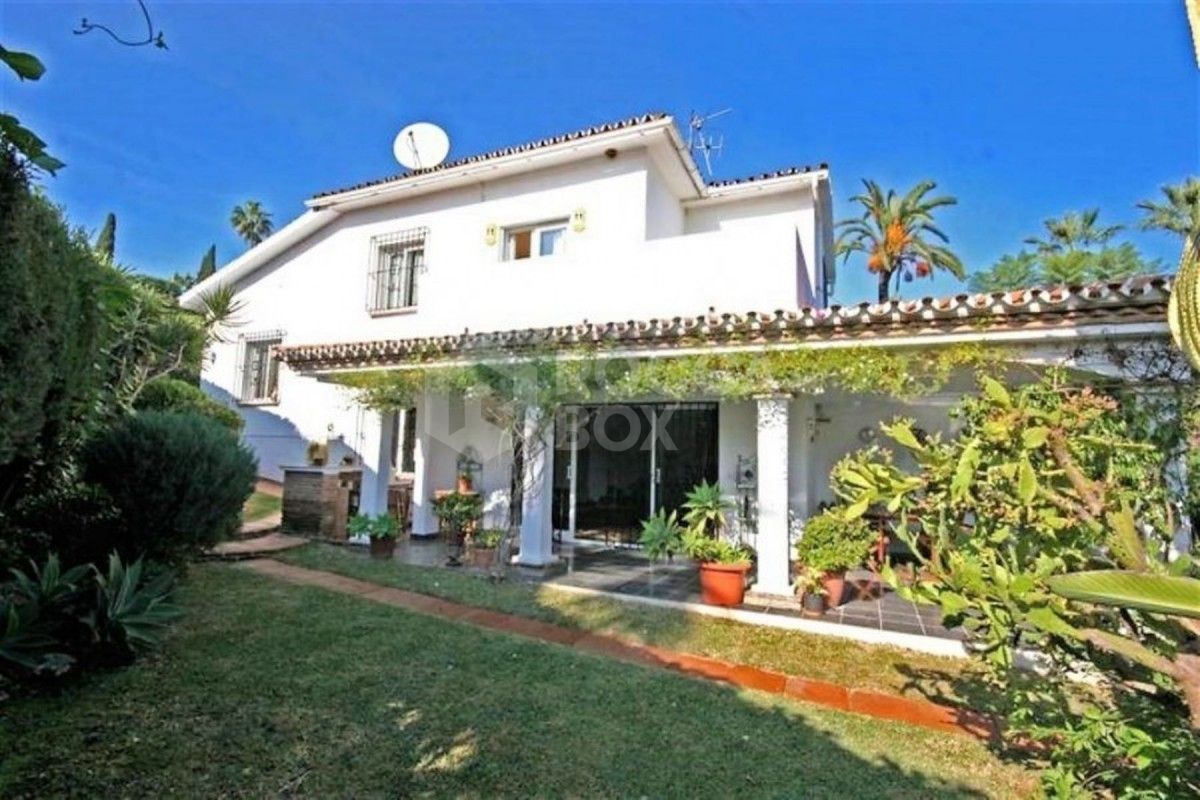 Detached 4 bedroom villa in Nueva Andalucia for sale