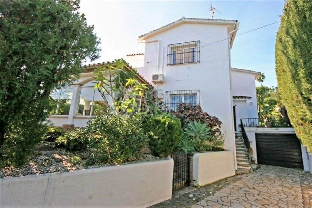 Detached 4 bedroom villa in Nueva Andalucia for sale