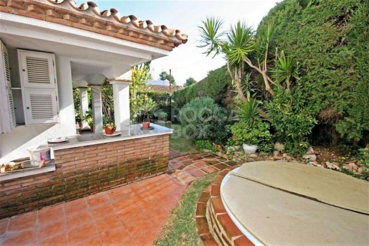 Detached 4 bedroom villa in Nueva Andalucia for sale