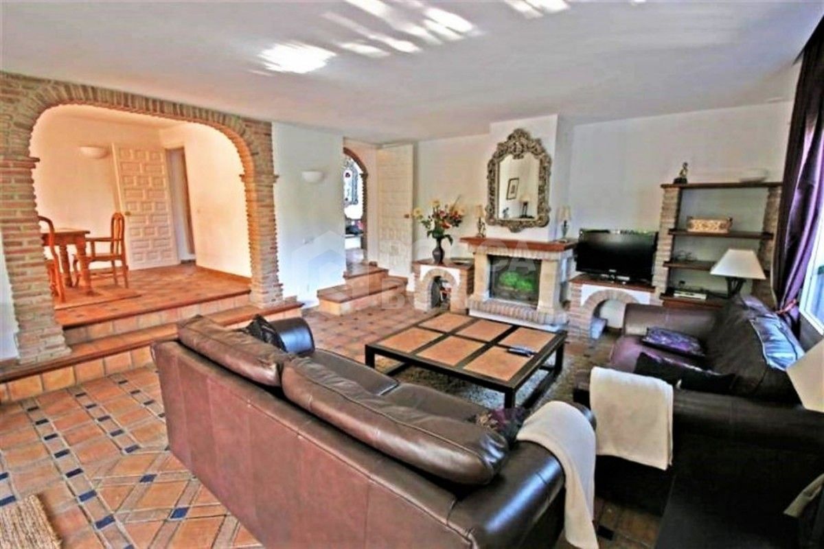 Detached 4 bedroom villa in Nueva Andalucia for sale