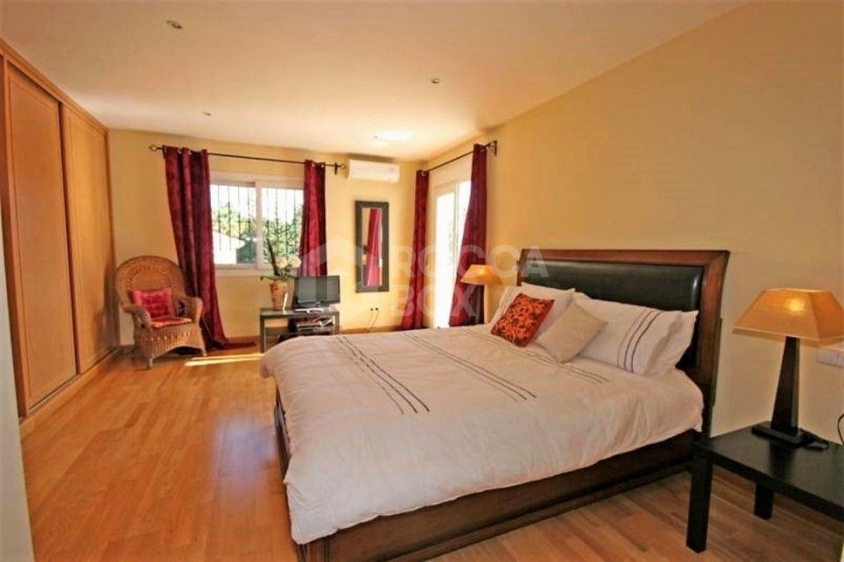 Detached 4 bedroom villa in Nueva Andalucia for sale