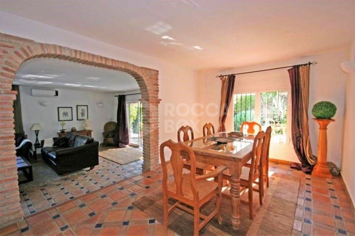 Detached 4 bedroom villa in Nueva Andalucia for sale
